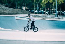 Uomo in bicicletta sul trampolino — Foto stock