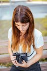 Молода дівчина позує з старовинною камерою — стокове фото