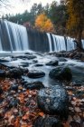Malerischen Blick Wasserfall und Herbst Wald Laub in presa del pradillo, rascafria, Spanien — Stockfoto