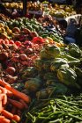 Essensstände auf der Straße. Gemüse, Obst, Karotten — Stockfoto