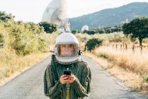 Schöne Astronautin mit Handy. — Stockfoto
