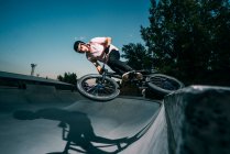 Uomo in bicicletta sul trampolino — Foto stock