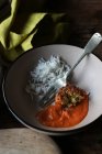 Arroz con coliflor y bola de quinua y salsa en tazón sobre mesa rústica de madera - foto de stock