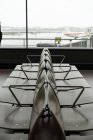 Salón vacío en el aeropuerto - foto de stock
