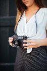 Молодая девушка позирует с винтажной камерой — стоковое фото
