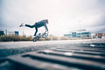 Молодой человек тренируется на велосипеде BMX. — стоковое фото