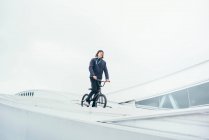Jeune homme pose avec BMX vélo. — Photo de stock