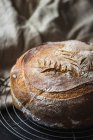 Laib frisches Brot Laib auf Reibe mit Tuch — Stockfoto