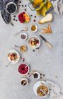 De cima tiro de delicioso chia parfait e várias frutas e grãos deitados em mesa de mármore — Fotografia de Stock