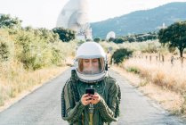 Красива жіноча астронавтка з мобільним телефоном . — стокове фото
