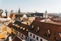 Vista de tejados rojos y fachadas en la ciudad vieja, Bratislava, Eslovaquia - foto de stock