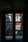 Vieille ville de Bratislava vue par fenêtre à St Michaels Tower, Slovaquie — Photo de stock
