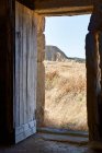 Перегляд сухий місцевості через вхідних дверей вивітрювання сільську місцевість, будівлі в Bardenas будівля, Іспанія — стокове фото