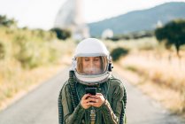 Bela astronauta feminina com telefone celular. — Fotografia de Stock