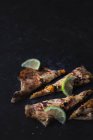 Fette di lime fresco e pezzi di delizioso gozleme su un tavolo scuro — Foto stock
