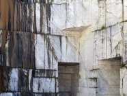 Empilhados enormes blocos de mármore no dia ensolarado na pedreira — Fotografia de Stock