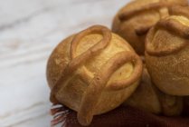 Close-up of fresh baked buns on napkin — Stock Photo