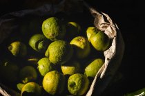 Essensstände auf der Straße. Gemüse, Obst, Zitronen — Stockfoto