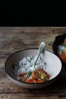 Riso con cavolfiore e palla di quinoa e salsa in ciotola su tavolo rustico in legno — Foto stock