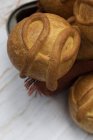 Gros plan des petits pains frais cuits au four sur la serviette — Photo de stock