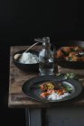 Riz bouilli et boulettes de chou-fleur et de quinoa en sauce sur table en bois — Photo de stock