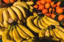 Food stalls on the street. Vegetables, fruits, bananas and tangerines — Stock Photo