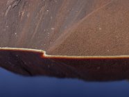 Спокойная поверхность воды возле склона карьера в Santo Domingos Mine, Португалия — стоковое фото