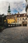 BRATISLAVA, SLOVAQUIE, 30 SEPTEMBRE 2016 : Pont St Michaels, Statue de la tour de porte John Nepomuk et Michaels, Bratislava, Slovaquie — Photo de stock