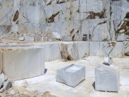 Empilhados enormes blocos de mármore no dia ensolarado na pedreira — Fotografia de Stock
