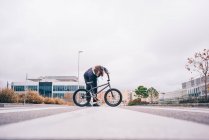 Молодий чоловік позує з велосипедом BMX . — стокове фото