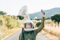 Belle astronaute avec téléphone portable. — Photo de stock