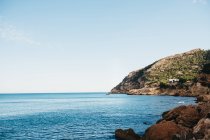 Bella vista sulla spiaggia e sul mare nella giornata nuvolosa di Altea, Spagna — Foto stock
