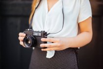 Giovane ragazza in posa con una fotocamera vintage — Foto stock