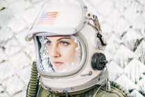 Mädchen trägt alten Weltraumhelm mit amerikanischem Fahnenschild — Stockfoto