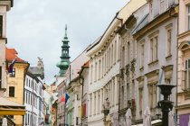 Porte Saint Michaels et rue Michalska, Bratislava, Slovaquie — Photo de stock