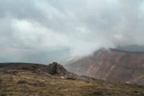 Кирпичное строительство вблизи вершины горы между облаками — стоковое фото
