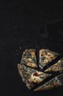 Tranches de gozleme cuit au four sur une surface sombre — Photo de stock