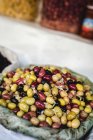 Essensstände auf der Straße. Gemüse, Oliven — Stockfoto