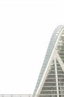 VALENCIA, ESPAGNE - 8 NOVEMBRE 2018 : Fait partie d'un magnifique bâtiment moderne contre le ciel blanc dans la ville des Arts et Sciences de Valence, Espagne — Photo de stock