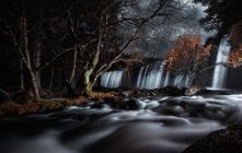 Дивовижний бризкаючий водоспад в осінньому лісі — стокове фото