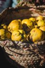 Essensstände auf der Straße. Gemüse, Obst, Quitten — Stockfoto