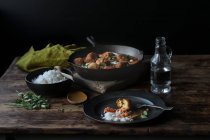 Gekochter Reis mit Blumenkohl und Quinoa-Bällchen in Soße auf Holztisch — Stockfoto