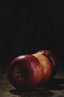 Свежие красные и желтые яблоки на темном фоне — стоковое фото