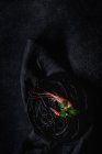 Massa preta com camarão servido em prato preto — Fotografia de Stock