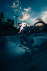 Hombre montar en bicicleta en trampolín - foto de stock