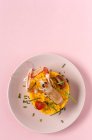 Hausgemachte Paella mit Krebsen und Garnelen auf Teller auf rosa Hintergrund — Stockfoto