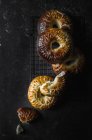 Вкусные свежие короны Brioche на темном фоне — стоковое фото