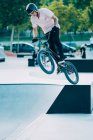 Mann fährt Fahrrad auf Sprungbrett — Stockfoto
