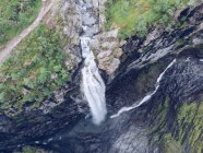 Vista aerea di spettacolare burrone e cascata nella natura — Foto stock