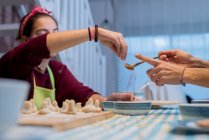 Travailler avec la pâte de la pâtisserie catalane traditionnelle — Photo de stock